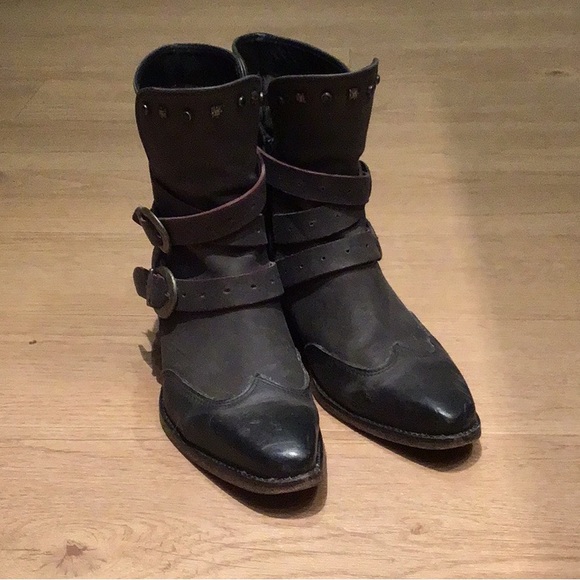 Black Fluevog Pointy Toe Boots w/ straps and studs sz 8 - Picture 4 of 6